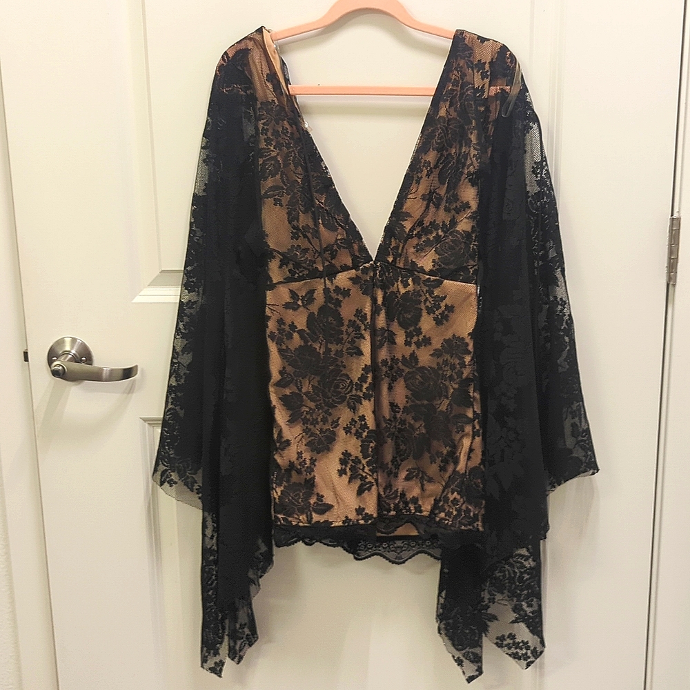 Focal Point Lace Kimono Sleeve Romper (S)